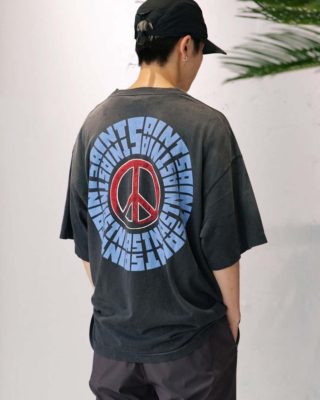 SAINT Mxxxxxx IDEOLOGICAL SS TEE/BLK Peace and anti-war crack pattern tee, washed black S-XL, look for the cylindrical fabric without side seams, the open width is almost meaningless Asut ready-made garments dyed, the whole piece is sprayed with horse-hair spray, and then sprayed again to fade, the collar and cuffs are frayed, many places are broken, oversized printing position, genuine level restoration, complete accessories, with little angel anti-counterfeiting label